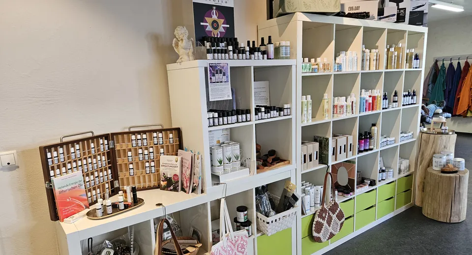 Regal mit Naturkosmetik und Pflegeprodukten im Salon Vitanico
