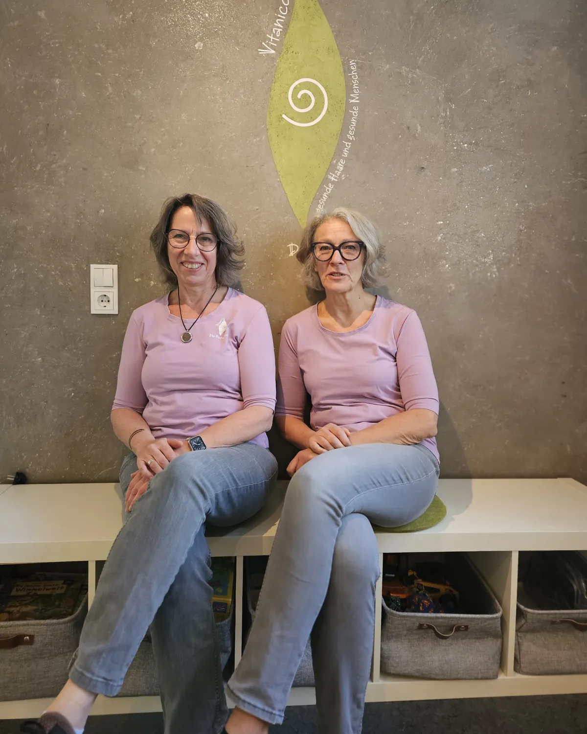 Anette Beck (links) und Gudrun Weiss im Salon Vitanico unter dem Vitanico-Logo